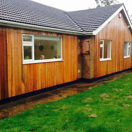 Shore Lodge. 4 Bed Bungalow Only Mtrs From The Beach. Sleeps 8 Sutton-on-Sea Exterior photo