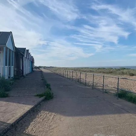 Shore Lodge. 4 Bed Bungalow Only Mtrs From The Beach. Sleeps 8 Sutton-on-Sea Exterior photo