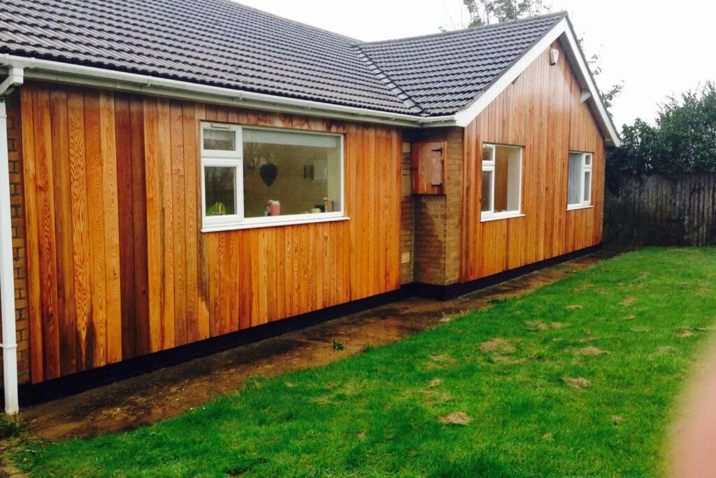 Shore Lodge. 4 Bed Only Mtrs From The Beach. Sleeps 8