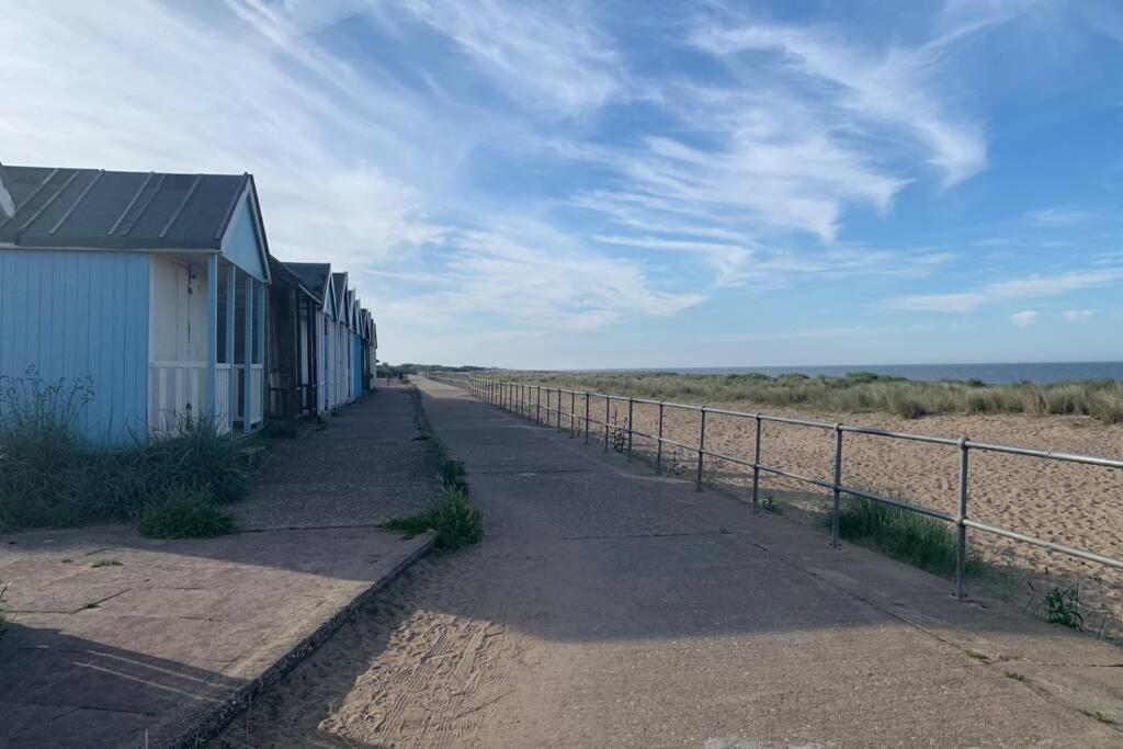 Shore Lodge. 4 Bed Only Mtrs From The Beach. Sleeps 8 Holiday home Sutton-on-Sea