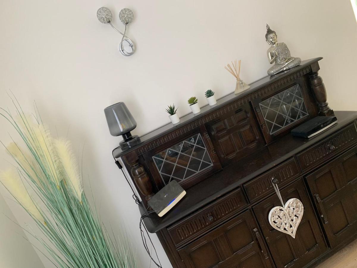 Shore Lodge. 4 Bed Only Mtrs From The Beach. Sleeps 8 Holiday home *