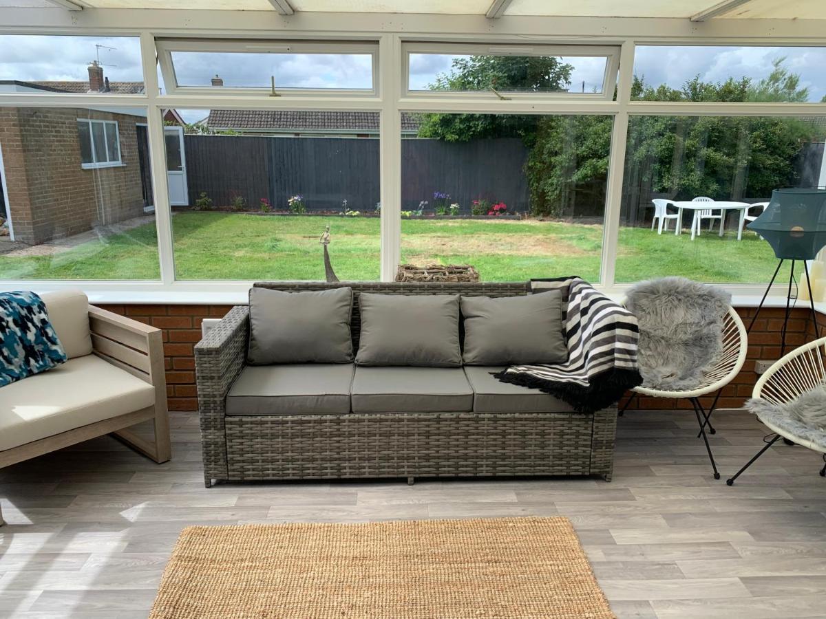 Holiday home Shore Lodge. 4 Bed Only Mtrs From The Beach. Sleeps 8 *