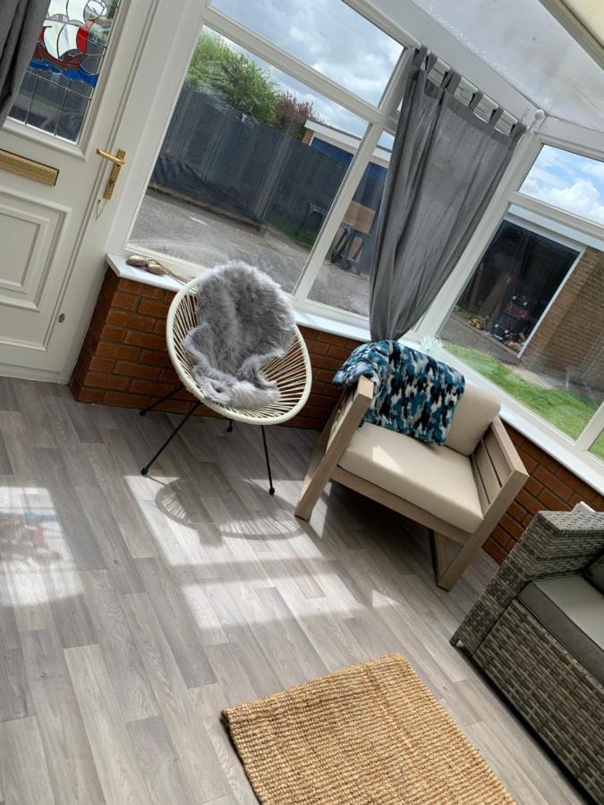 Shore Lodge. 4 Bed Only Mtrs From The Beach. Sleeps 8 Sutton-on-Sea