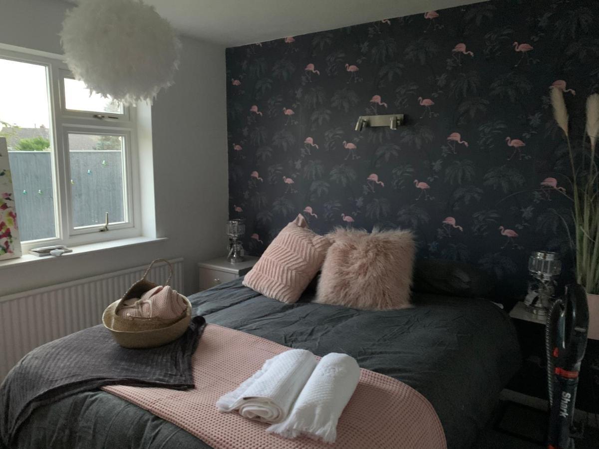 Shore Lodge. 4 Bed Only Mtrs From The Beach. Sleeps 8 Sutton-on-Sea