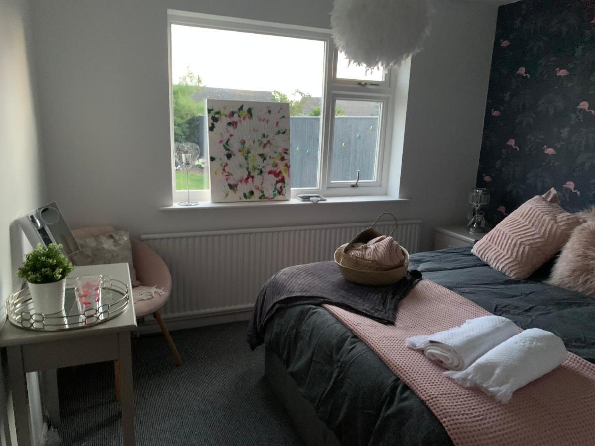 Shore Lodge. 4 Bed Only Mtrs From The Beach. Sleeps 8 Sutton-on-Sea