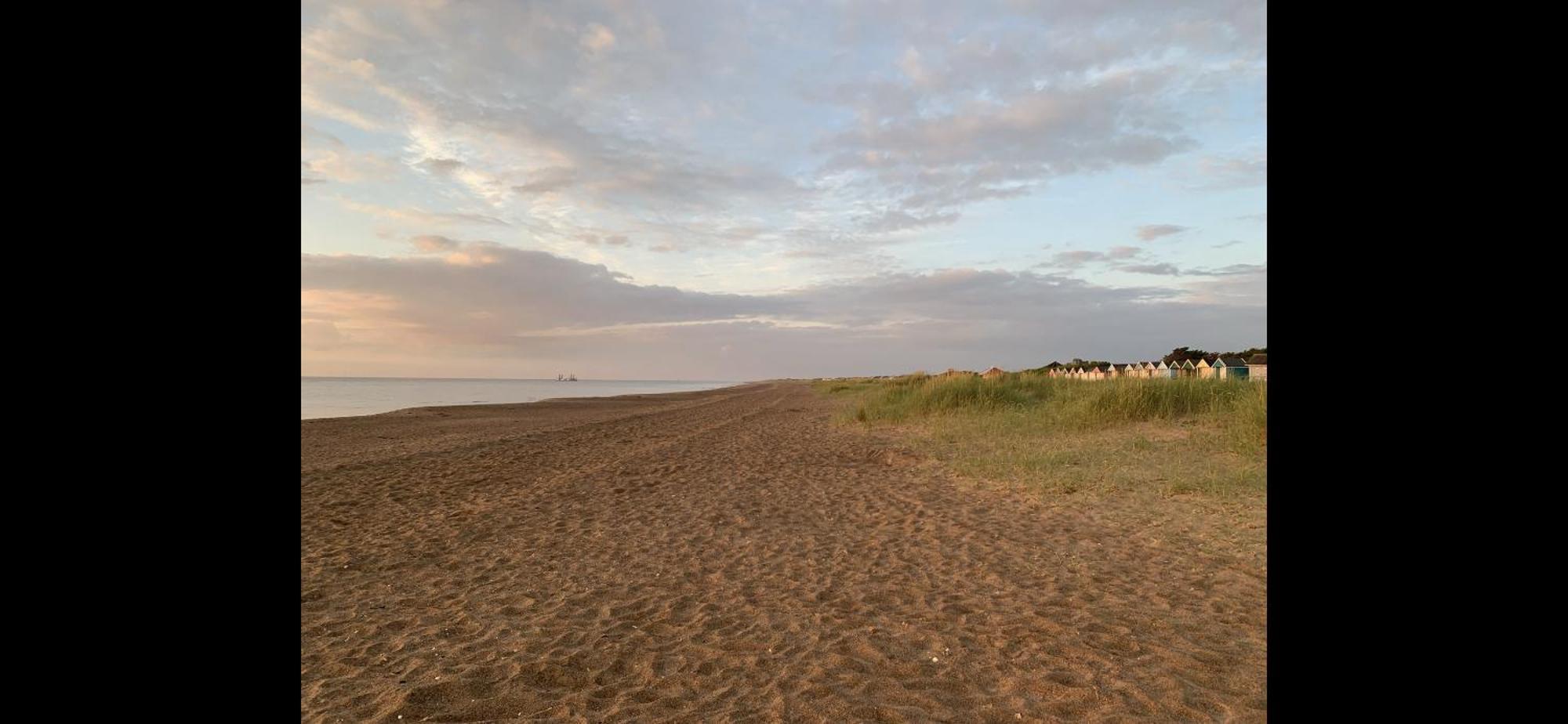 Shore Lodge. 4 Bed Only Mtrs From The Beach. Sleeps 8 *