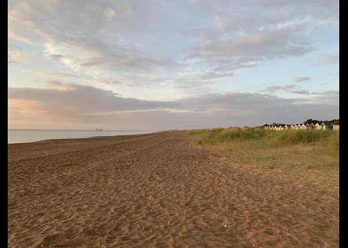 Shore Lodge. 4 Bed Bungalow Only Mtrs From The Beach. Sleeps 8