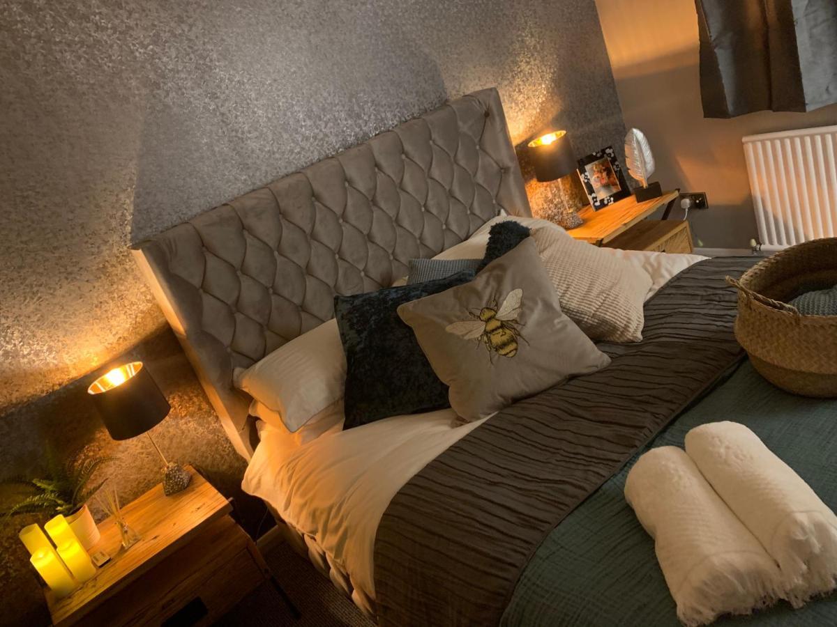 Shore Lodge. 4 Bed Only Mtrs From The Beach. Sleeps 8 *